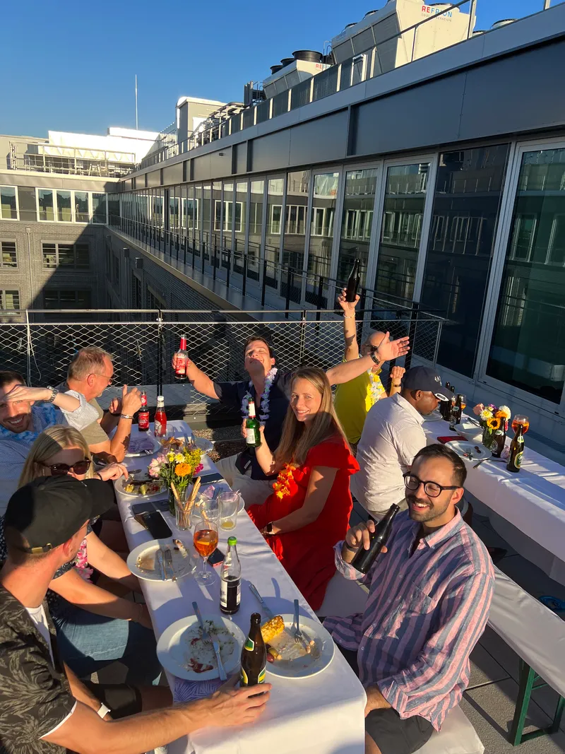 das klarx team isst gemeinsam auf der sommerparty